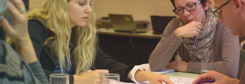 Menschen am Tisch beim Lernen